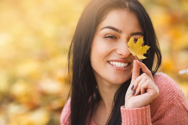 Mujer Joven Muy Hermosa Fondo Otoño Primer Plano Retrato Joven — Foto de Stock