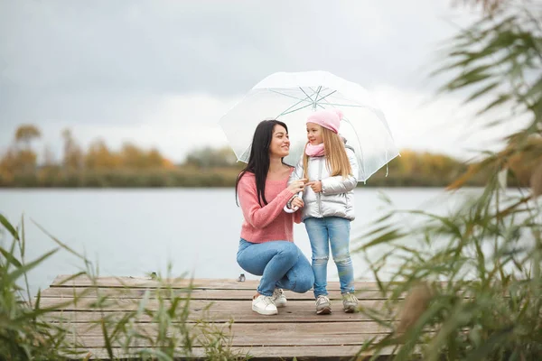 Young Mother Her Little Daughter Fall Time Lake — Stock Photo, Image