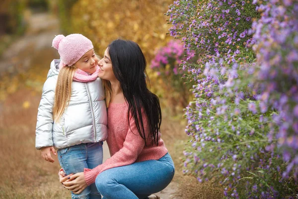 Gyönyörű Fiatal Anya Kiadási Időt Kis Aranyos Lányát Őszi Időben — Stock Fotó