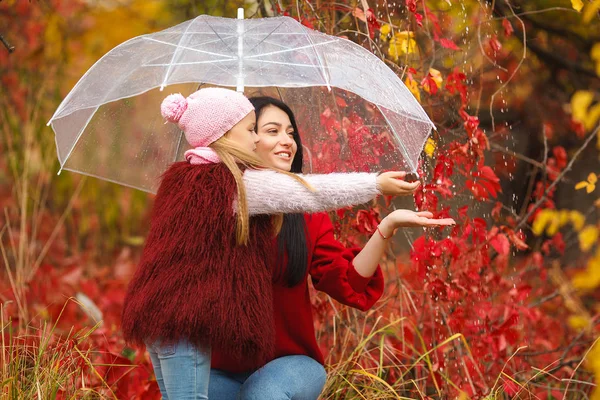 Ragazze Felici Sfondo Autunno Luminoso Divertirsi Insieme — Foto Stock