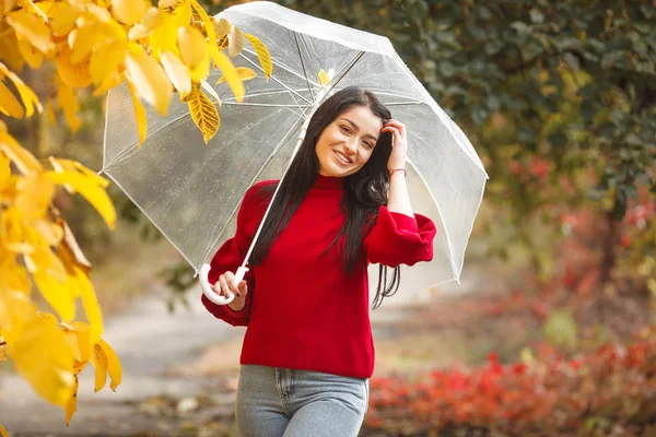 秋季公园带伞的开朗年轻女子 — 图库照片