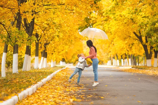 欢快的女孩走在秋季公园恩爱 — 图库照片