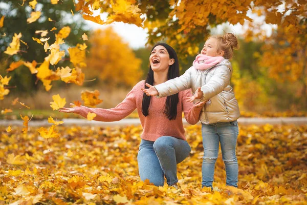 Cheerful Girls Playing Yellow Leaves Happy Mother Little Child Fall — Stock Photo, Image