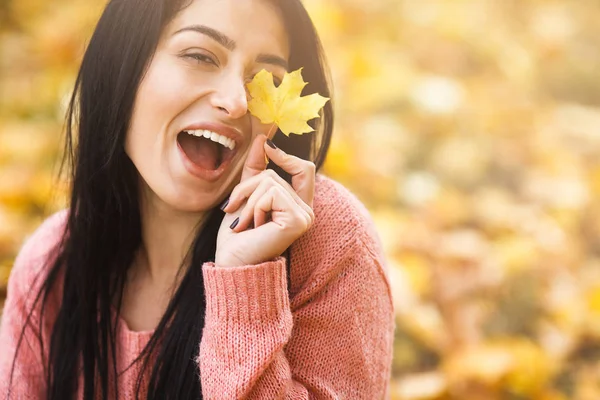 Mujer Joven Muy Hermosa Fondo Otoño Primer Plano Retrato Joven — Foto de Stock