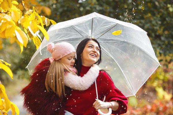 Ragazze Felici Sfondo Autunno Luminoso Divertirsi Insieme — Foto Stock