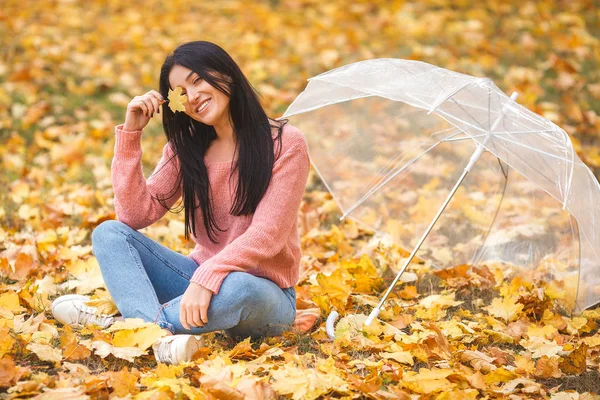 非常美丽的年轻女子 在秋天的背景上 在秋天的时间关门肖像微笑着年轻漂亮的女孩 — 图库照片