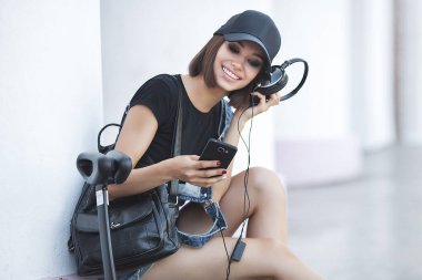 Siyah giyen ve elinde aletler olan çekici bir kadın. Modern gençlik.