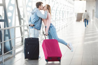 Seyahat eden çift. Sevgili yolculuğu. Genç adam ve kadın havaalanında. Aile turu.