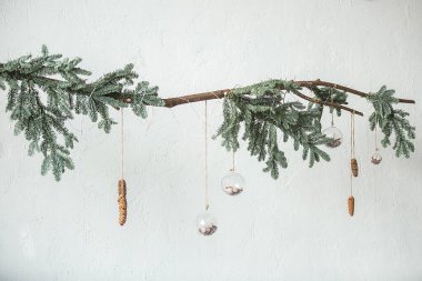 Noel dekoru. Xmas dekorasyonu. İskandinav tarzı bir ev. Noel ağacı.