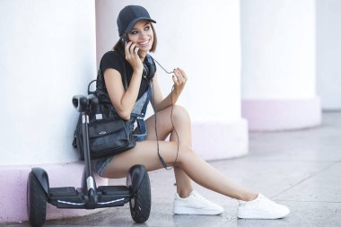 Siyah giyen ve elinde aletler olan çekici bir kadın. Modern gençlik.