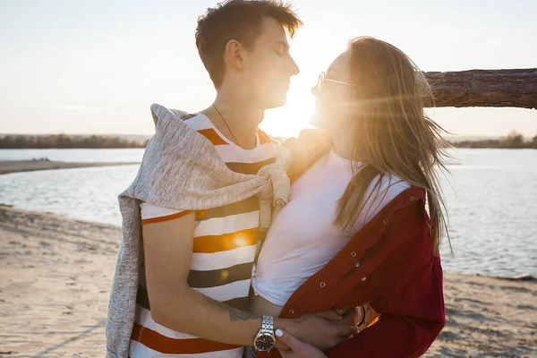 Houden Van Jong Stel Bij Zonsondergang Het Strand Liefde Man — Stockfoto