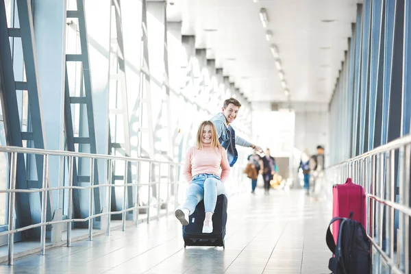 Par Viajes Viaje Amantes Joven Mujer Aeropuerto Visita Familiar — Foto de Stock