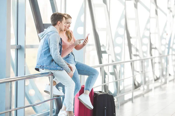 Par Viajes Viaje Amantes Joven Mujer Aeropuerto Visita Familiar — Foto de Stock
