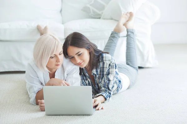 Mid Mãe Adulta Sua Filha Adulta Fazendo Compras Line Juntos — Fotografia de Stock