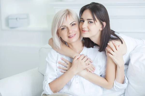 Mãe Filha Adulta Juntas Dentro Casa Família Feliz Casa Mid — Fotografia de Stock