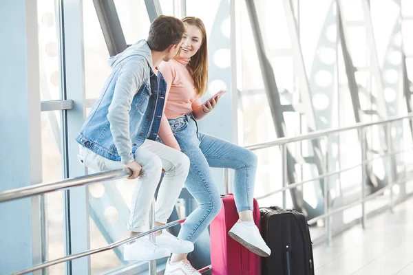 Par Viajes Viaje Amantes Joven Mujer Aeropuerto Visita Familiar — Foto de Stock