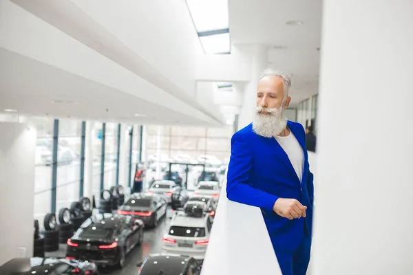 Staruszek Luksusowym Samochodzie Mężczyzna Brodą Mustashem Jeżdżący Samochodem Salon Sprzedaży — Zdjęcie stockowe