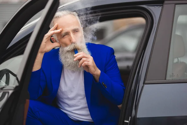 Gamle Stilige Man Lyxbilen Man Med Skägg Och Mustasch Kör — Stockfoto