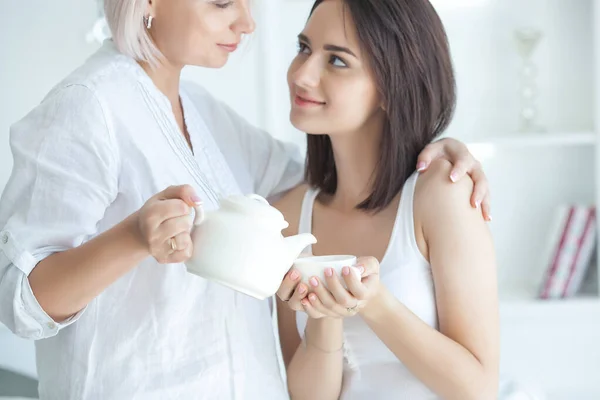 Madre Hija Adulta Juntas Interior Familia Feliz Casa Mamá Adulta — Foto de Stock