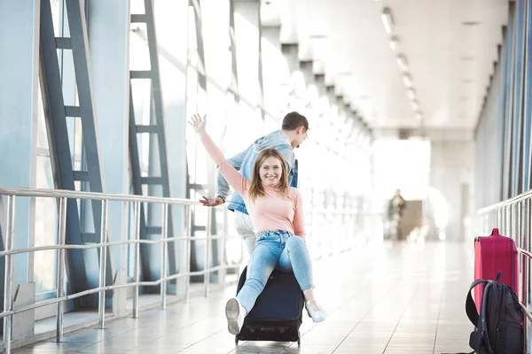 Пара Путешествий Любовники Путешествуют Молодой Человек Женщина Аэропорту Семейный Тур — стоковое фото