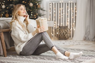 Yılbaşı geçmişinde güzel sarışın bir kadın