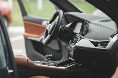 Otomobil içi. Araç içi. Otomatik hala içeride.