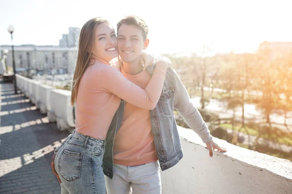 Hermosa Pareja Divirtiéndose Joven Mujer Atractiva Hombre Guapo Juntos Caminando — Foto de Stock