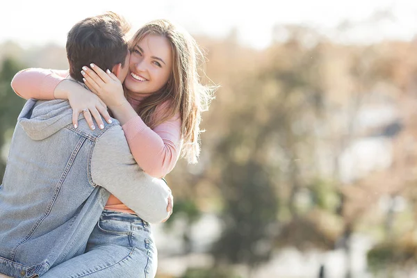 Lindo Casal Divertir Jovem Mulher Atraente Homem Bonito Juntos Andando — Fotografia de Stock