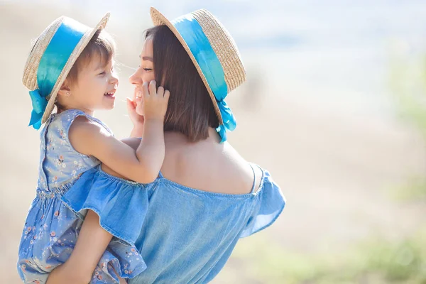 Junge Attraktive Mutter Und Ihre Kleine Süße Tochter Haben Spaß — Stockfoto