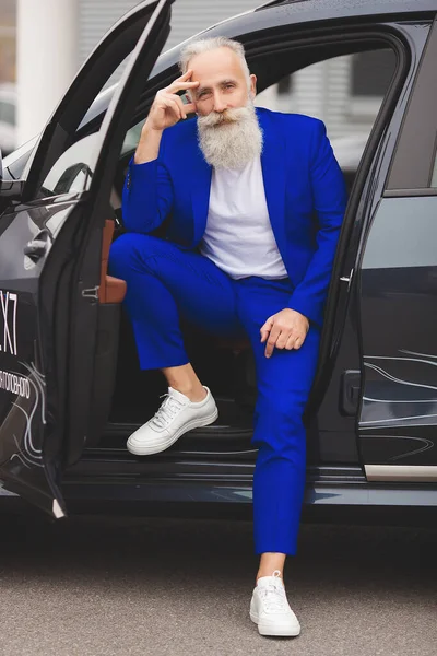 Stary Stylowy Człowiek Stojący Pobliżu Luksusowego Samochodu Dojrzałe Bogaty Mężczyzna — Zdjęcie stockowe