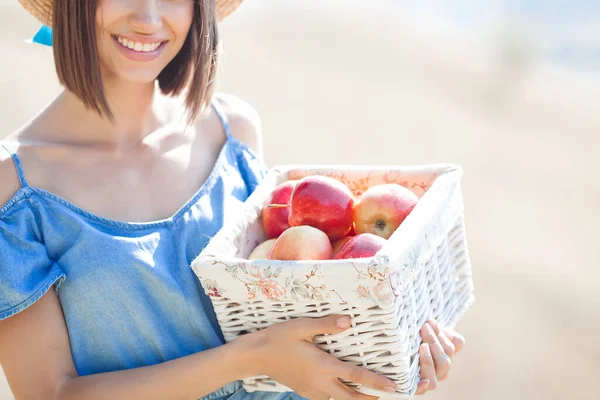 夏の背景に魅力的な若い女性 笑顔の女性の肖像画 美しい女性屋外リンゴを保持 — ストック写真