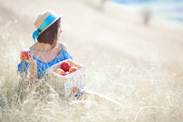 Attraktive Junge Frau Mit Sommerlichem Hintergrund Lächelndes Frauenporträt Schöne Dame — Stockfoto