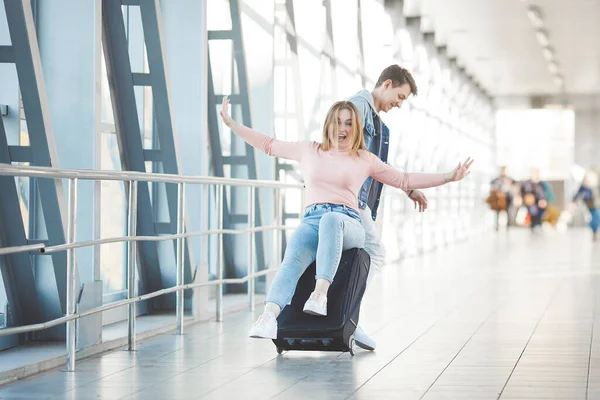 Feliz Pareja Joven Terminal Del Aeropuerto Divirtiéndose Mientras Esperan Vuelo — Foto de Stock
