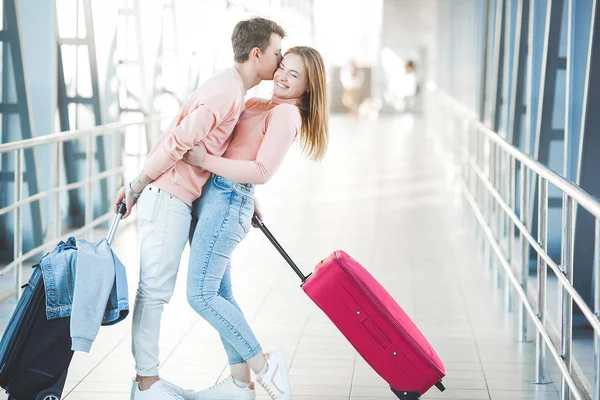 Feliz Pareja Joven Terminal Del Aeropuerto Divirtiéndose Mientras Esperan Vuelo — Foto de Stock