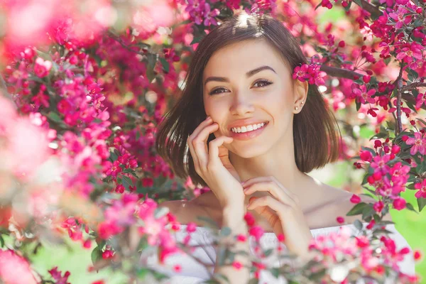 Schöne Dame Auf Floralem Hintergrund Frau Mit Blumen Poretait Von — Stockfoto