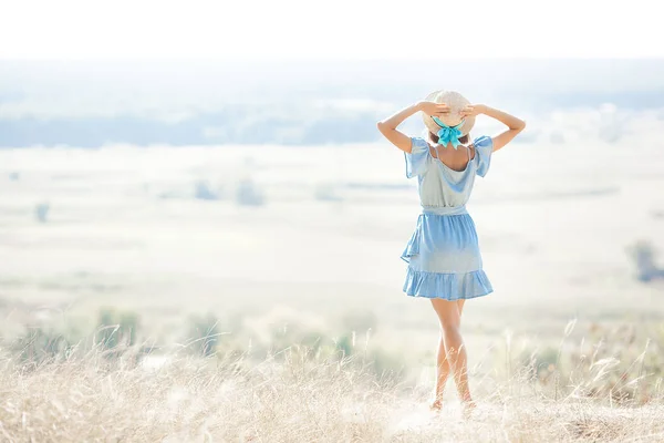 Atractiva Joven Que Capta Luz Del Sol Mujer Aire Libre —  Fotos de Stock