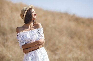 Çekici genç bir kadın gün ışığını yakalıyor. Açık havada bir kadın. Vahşi doğadaki kadın. Özgürlük.