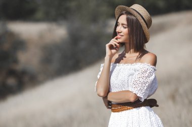 Çekici genç bir kadın gün ışığını yakalıyor. Açık havada bir kadın. Vahşi doğadaki kadın. Özgürlük.