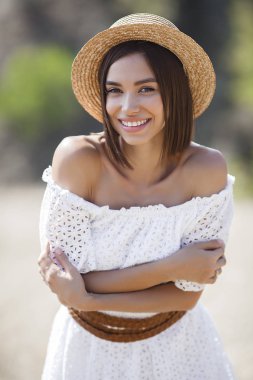 Çekici genç bir kadın gün ışığını yakalıyor. Açık havada bir kadın. Vahşi doğadaki kadın. Özgürlük.