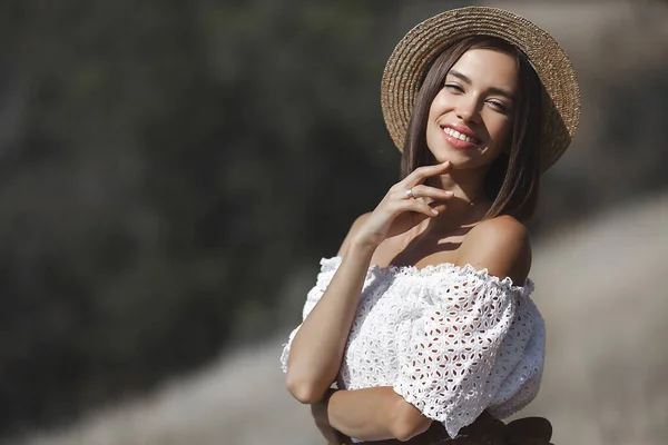 Attractive Young Woman Catching Sunlight Female Outdoors Lady Wild Nature — Stock Photo, Image