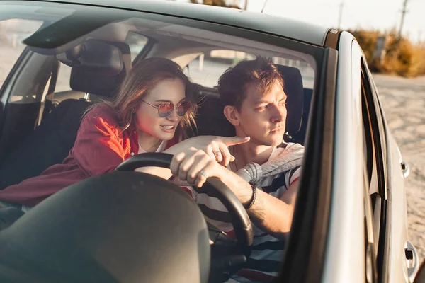 Hezký Mladý Pár Řídí Auto Mořském Pobřeží Žena Muž Baví — Stock fotografie