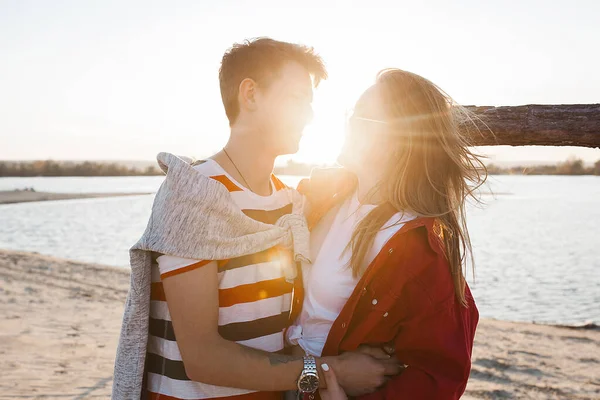 Piękna Para Bawiąca Się Brzegu Morza Koncepcja Miłości Związku Romantyczne — Zdjęcie stockowe