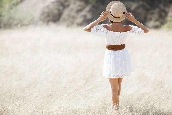 Attraktive Junge Frau Die Das Sonnenlicht Einfängt Weibchen Freien Dame — Stockfoto