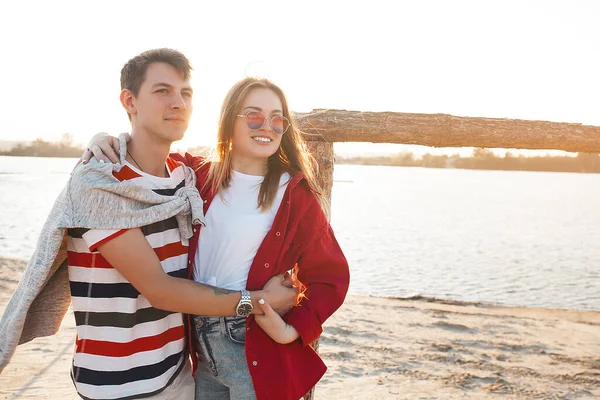 Bella Coppia Diverte Sulla Riva Del Mare Concetto Amore Relazione — Foto Stock