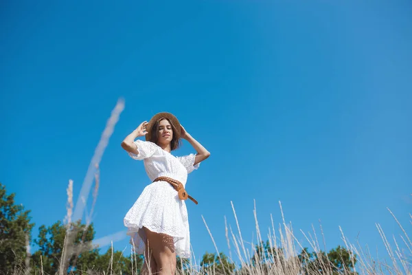 Atractiva Joven Que Capta Luz Del Sol Mujer Aire Libre — Foto de Stock