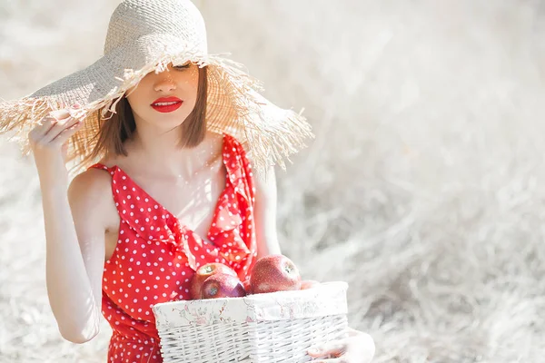 Приваблива Молода Жінка Відкритому Повітрі Природному Фоні Пані Червоній Сукні — стокове фото
