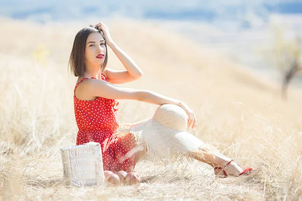 夏天背景下戴草帽的年轻漂亮女人的画像 有新鲜苹果的雌性 — 图库照片