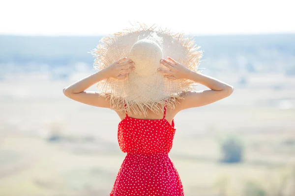 Jovem Atraente Livre Fundo Natural Senhora Vestindo Vestido Vermelho Batom — Fotografia de Stock