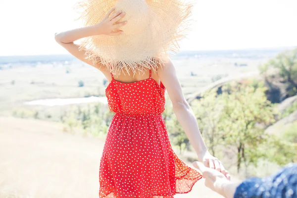 Jovem Atraente Livre Fundo Natural Senhora Vestindo Vestido Vermelho Batom — Fotografia de Stock