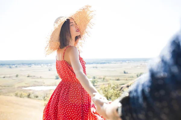 Jovem Atraente Livre Fundo Natural Senhora Vestindo Vestido Vermelho Batom — Fotografia de Stock